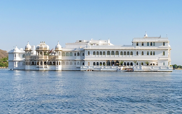 Rest in the Palace in the Middle of the Lake