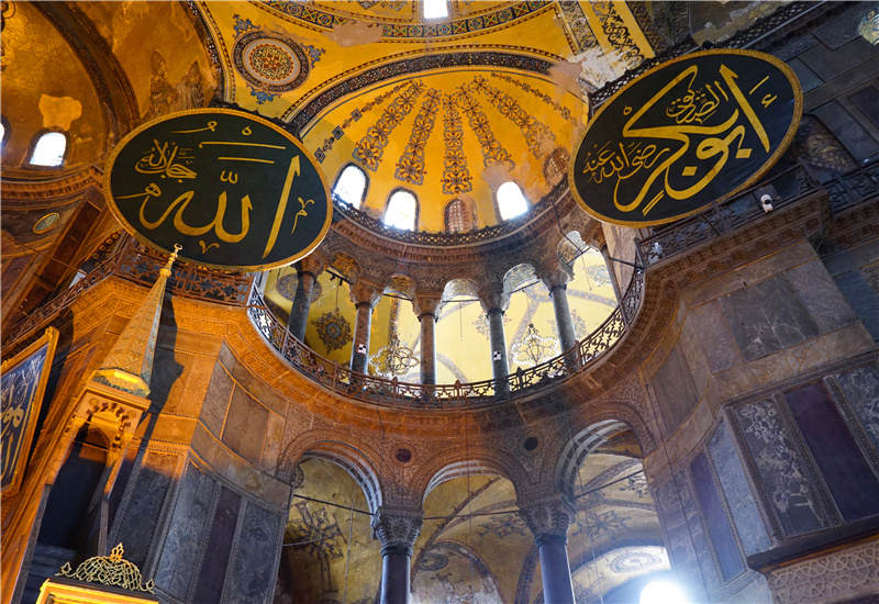 The awesome combination of church and mosque can be found in the Hagia Sophia Museum, Istanbul.