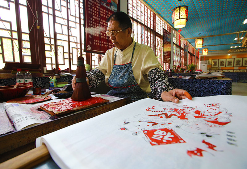 Painter making New Year painting in Yangjiabu, Shandong