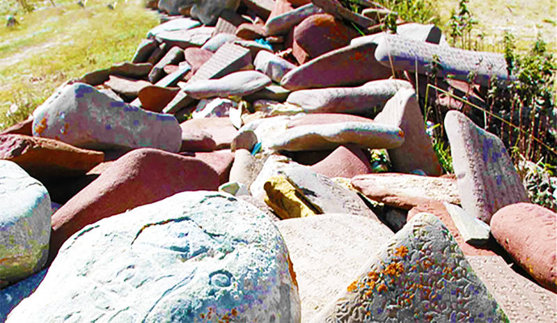 Marnyi stones in Tibet