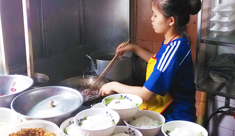 Efficiency cooking in Bun Bo Nam Bo Restaurant