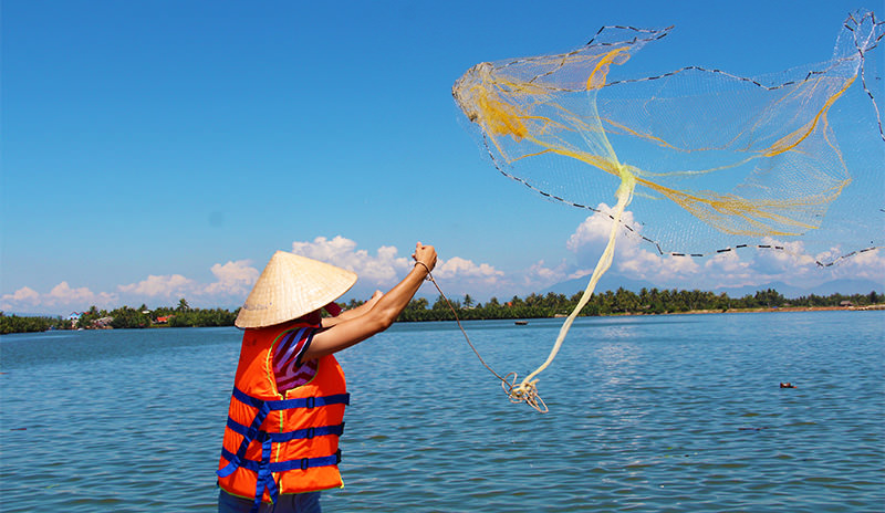 Casting net and fishing in Hoi An