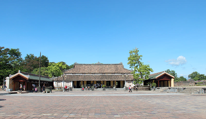 People Come to Pay a Visit to the Imperial City of Hue