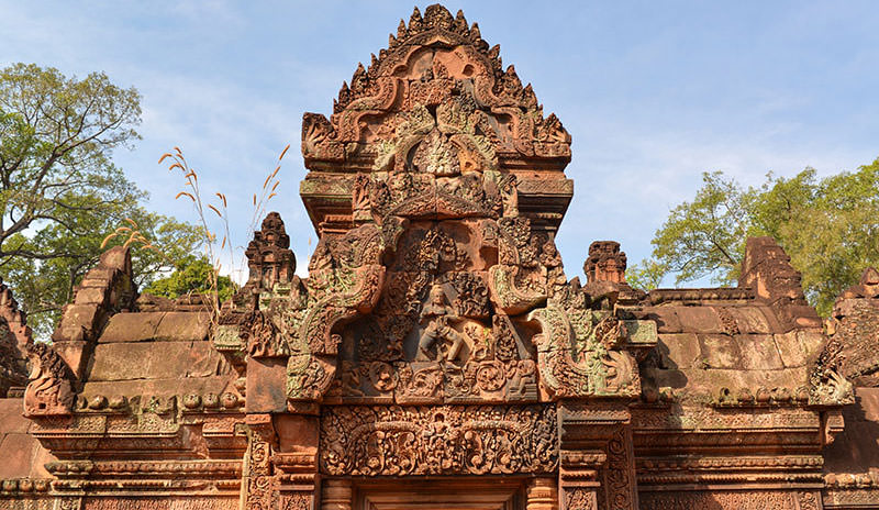The beautiful carvings on the wall of Santeay Srei