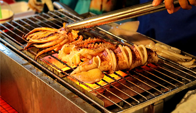Des calmars grillés au marché de nuit