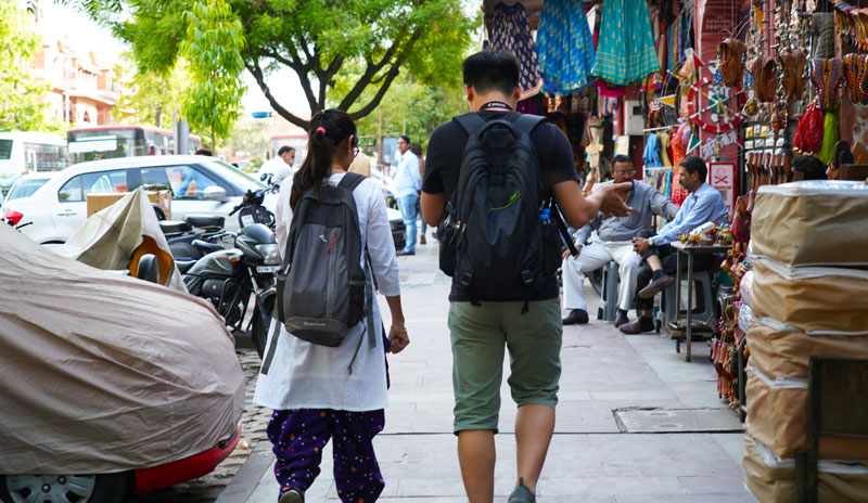 Les passants qui portent des vêtements convenables