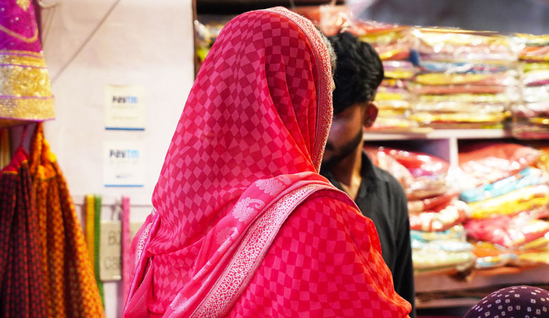 Une famme qui porte le sari