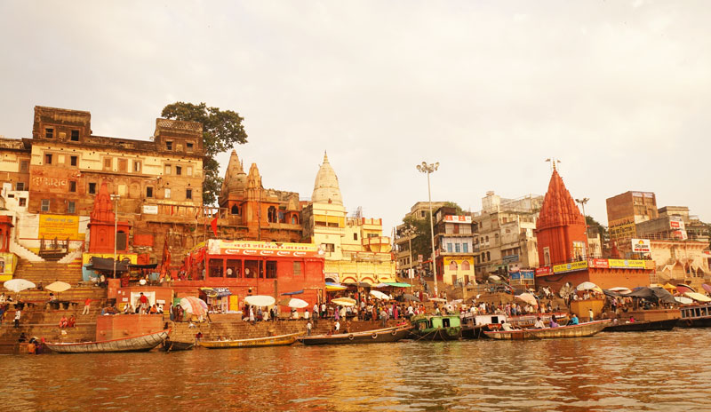 Les bâtiments de la rive du Gange