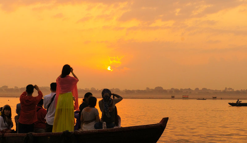 Les personnes prennent des photos du lever du soleil du Gange