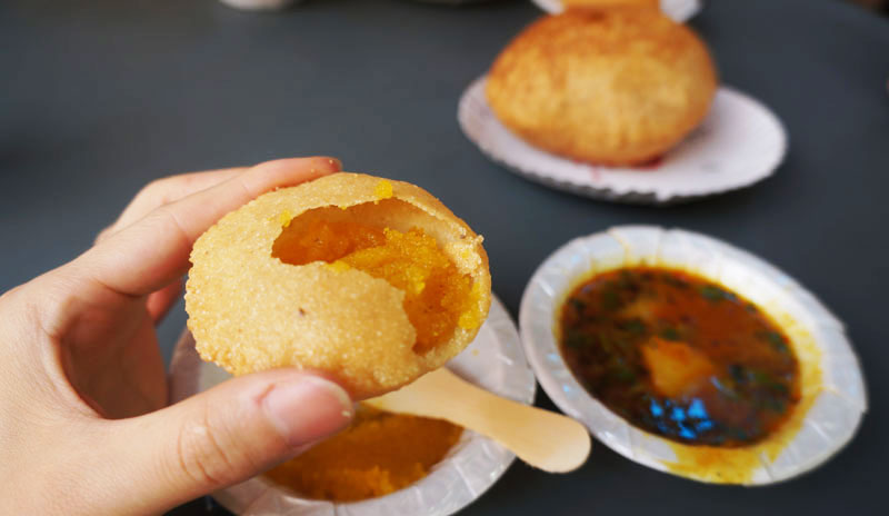 Le puri est rempli de purée de légumes