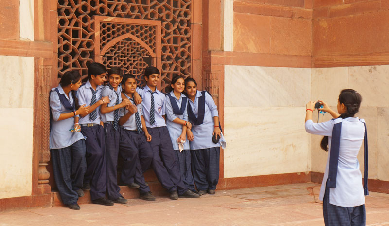 Les étudiants prennent une photo de groupe devant l'attraction