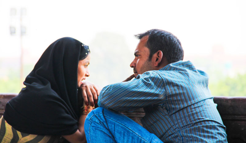 Une femme et un homme qui se reposent