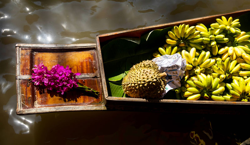 Une pirogue remplie de fruits