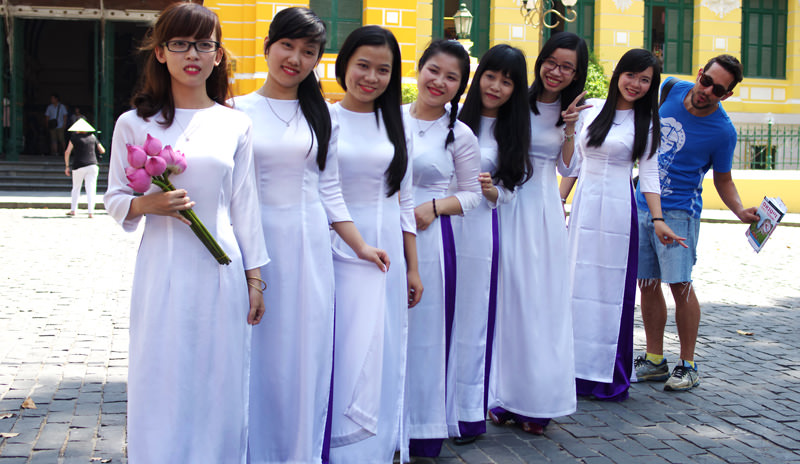 Chicas vestidas con Ao Dai