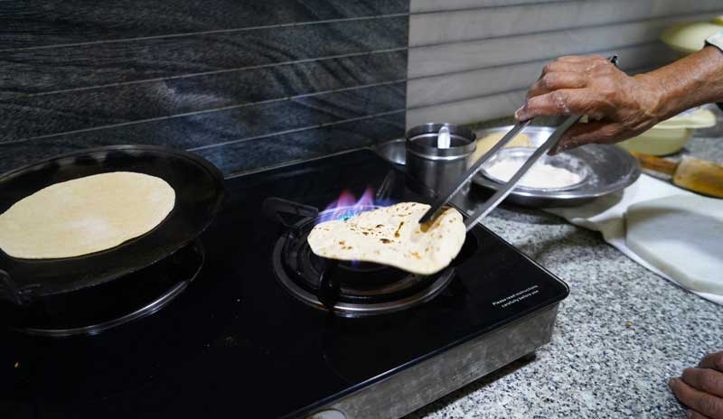 Cuit le roti sur des flammes
