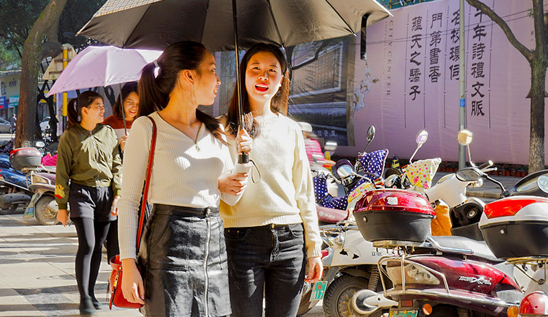 Chicas con Sombrillas