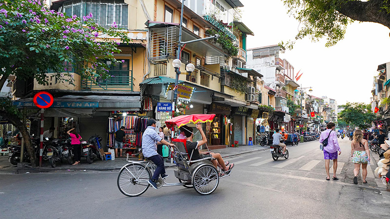 Crossing the road in Hanoi's old quarter, Hanoi, Vietnam Stock