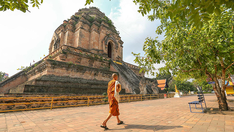 Monk and Temple in Tailand