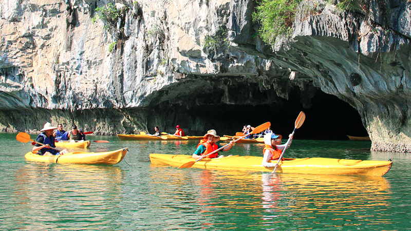 Kayaking Experience in Halong Bay