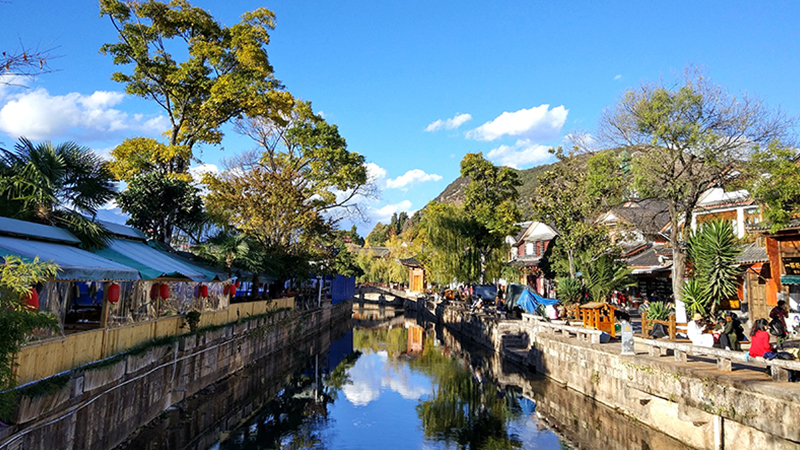 The riverside view of Lijiang Old Town