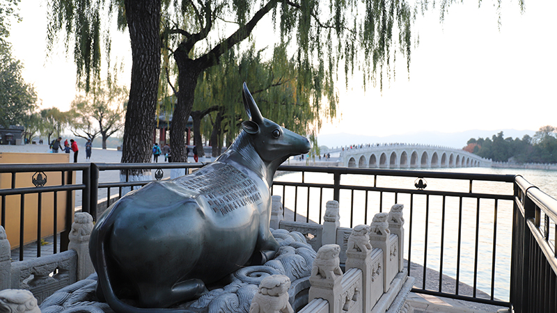 The Bronze Ox near the Seventeen-Arch Bridge