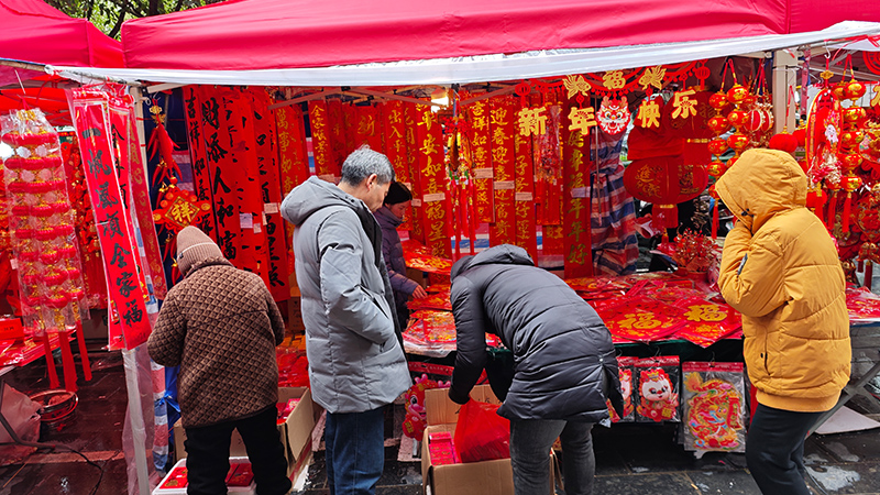People buy Chinese New Year decorations