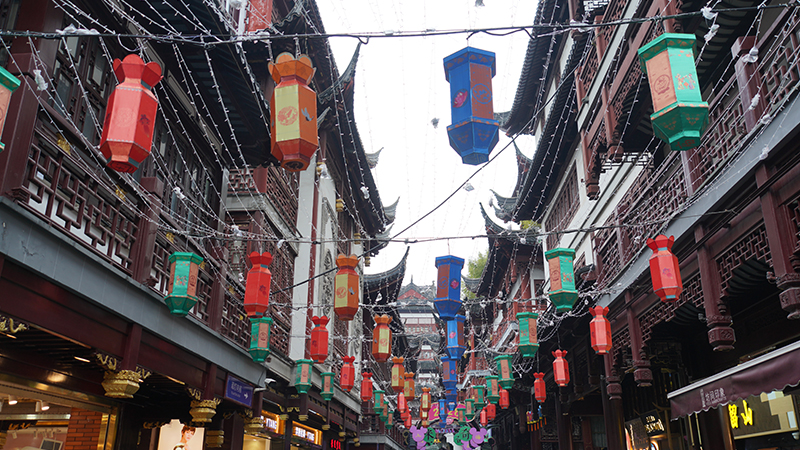 Mid-Autumn budget guide: vibrant lanterns lighting up Yuyuan Market during festival