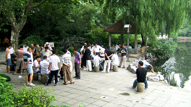 Shanghai elder people love to play chess games
