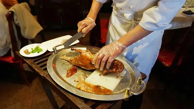 In Siji Minfu, the cook will slice the roast duck next to you