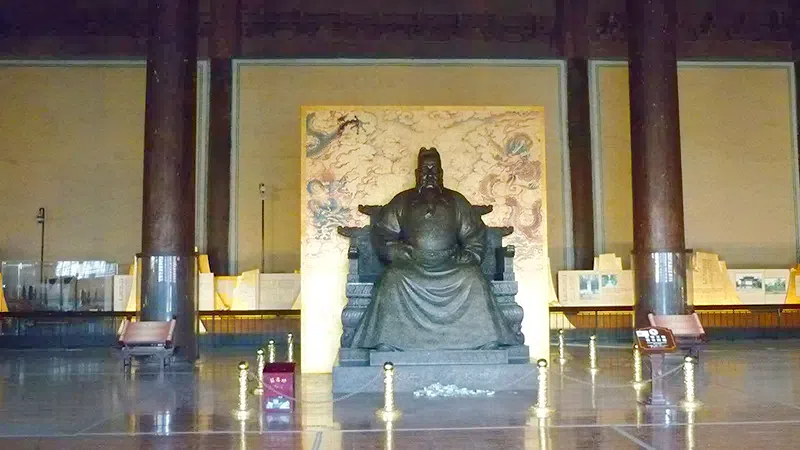 The statue of an emperor in the Ming Dynasty