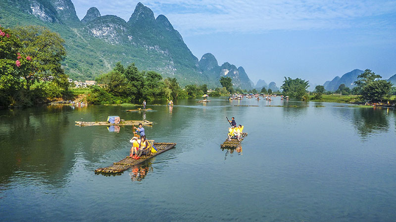 Enjoy picturesque Guilin on a bamboo raft