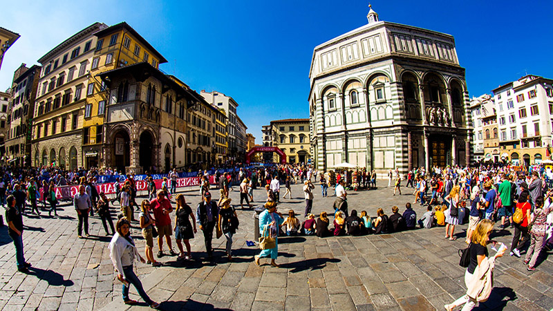 High Season in Italy's Top Attraction