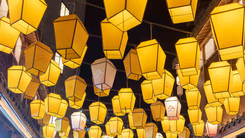Illuminated Lantern Decorations