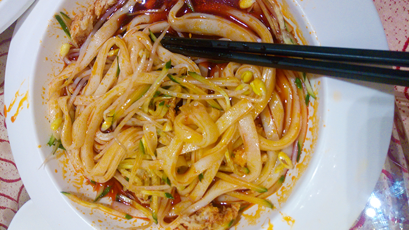 Mix the liangpi and sauce together