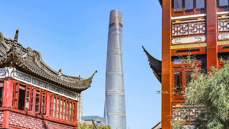 Admire the Shanghai Tower in Yu Garden