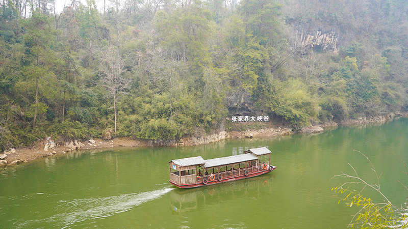 Take a boat on the Shenquan Lake