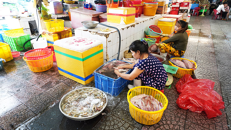 Fishmongers at Ben Thanh Market