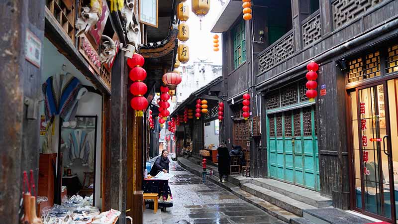 Explore the old street in Furong Ancient Town