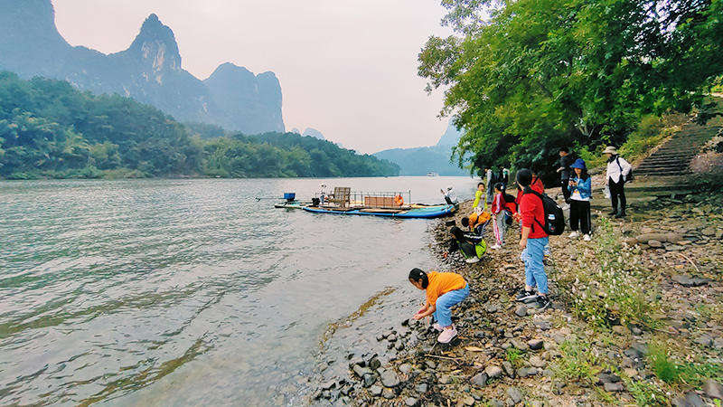 Our team and kids are hiking the Li River