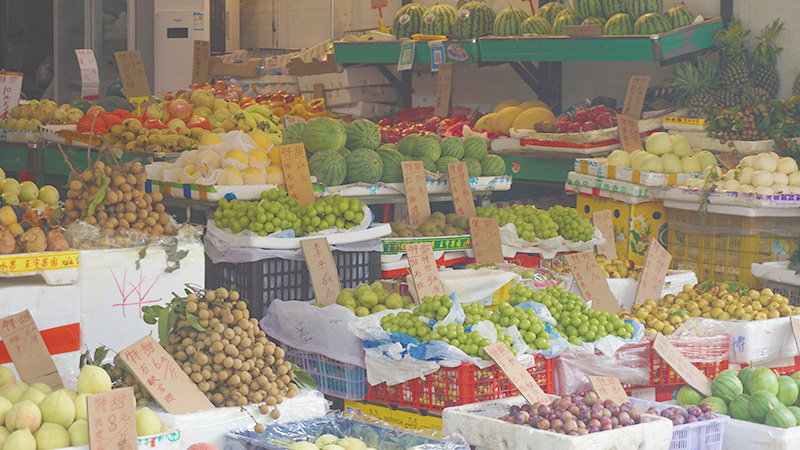 A market in Guilin sells fresh fruits