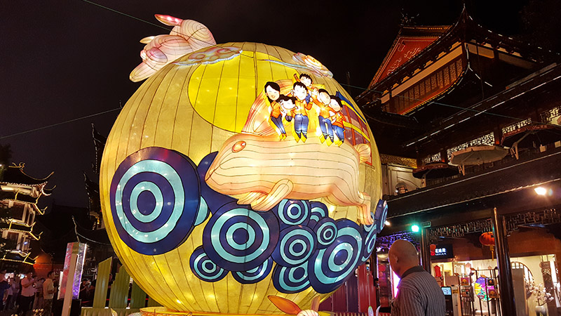 Admire huge moon lantern on Mid-Autumn Festival