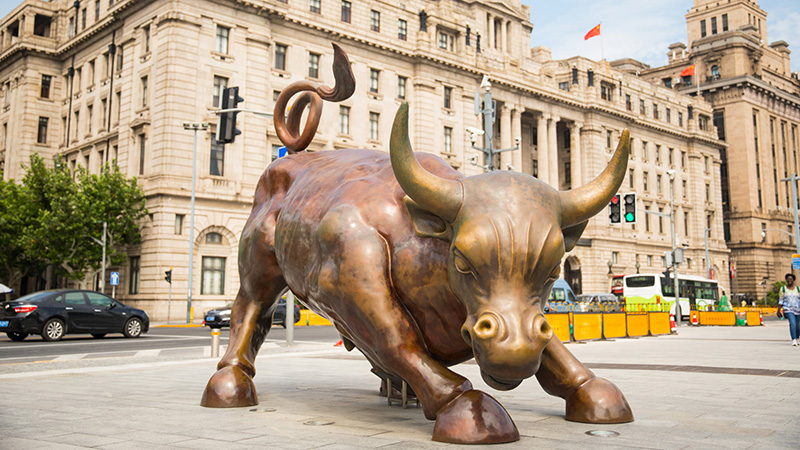 A bronze statue at the Bund