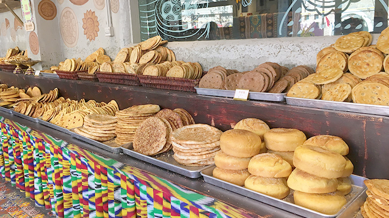Try Uyghur Flatbread in Erdaoqiao Grand Bazaar
