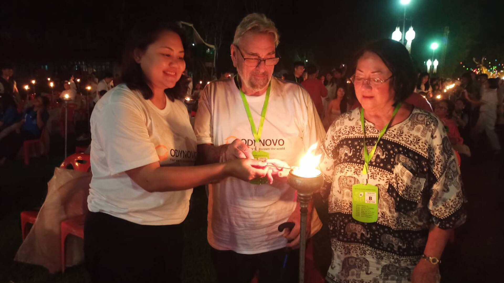 Clientes de Odynovo en el Festival de las Linterna en Chiang Mai