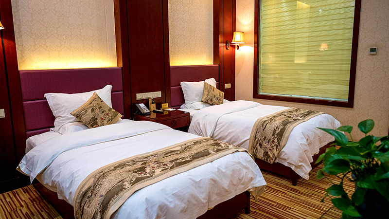 A hotel room with twin beds in Zhangye