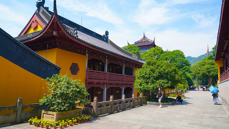 Visit Lingyin Temple in Hangzhou