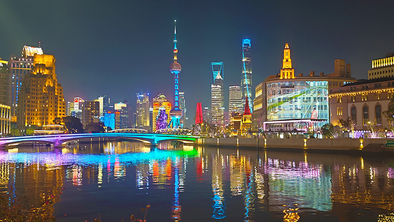 Night view of the Oriental Pearl Tower in Shanghai