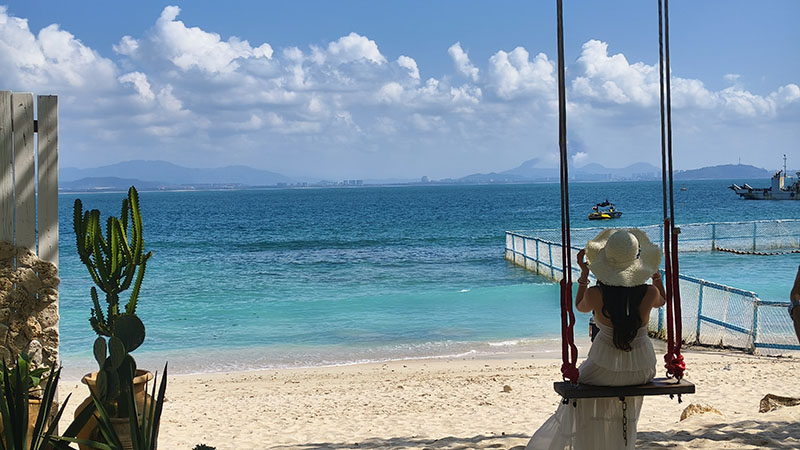 Enjoy a beautiful beach vacation in Hainan