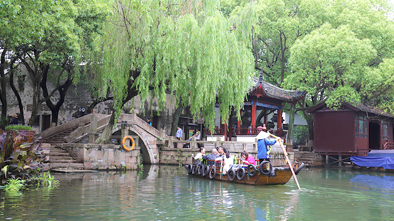 Take a boat in Tongli Water Town