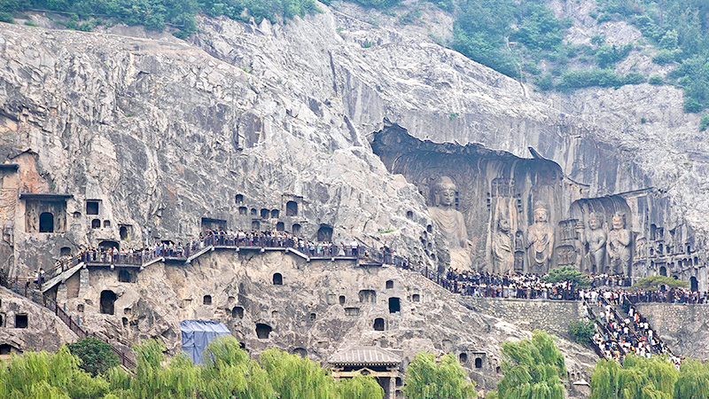 Admire Vairocana Buddha in a distance